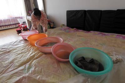 甘谷楼上漏水，住户失联，小区没物管，业主维权难！律师来支招……